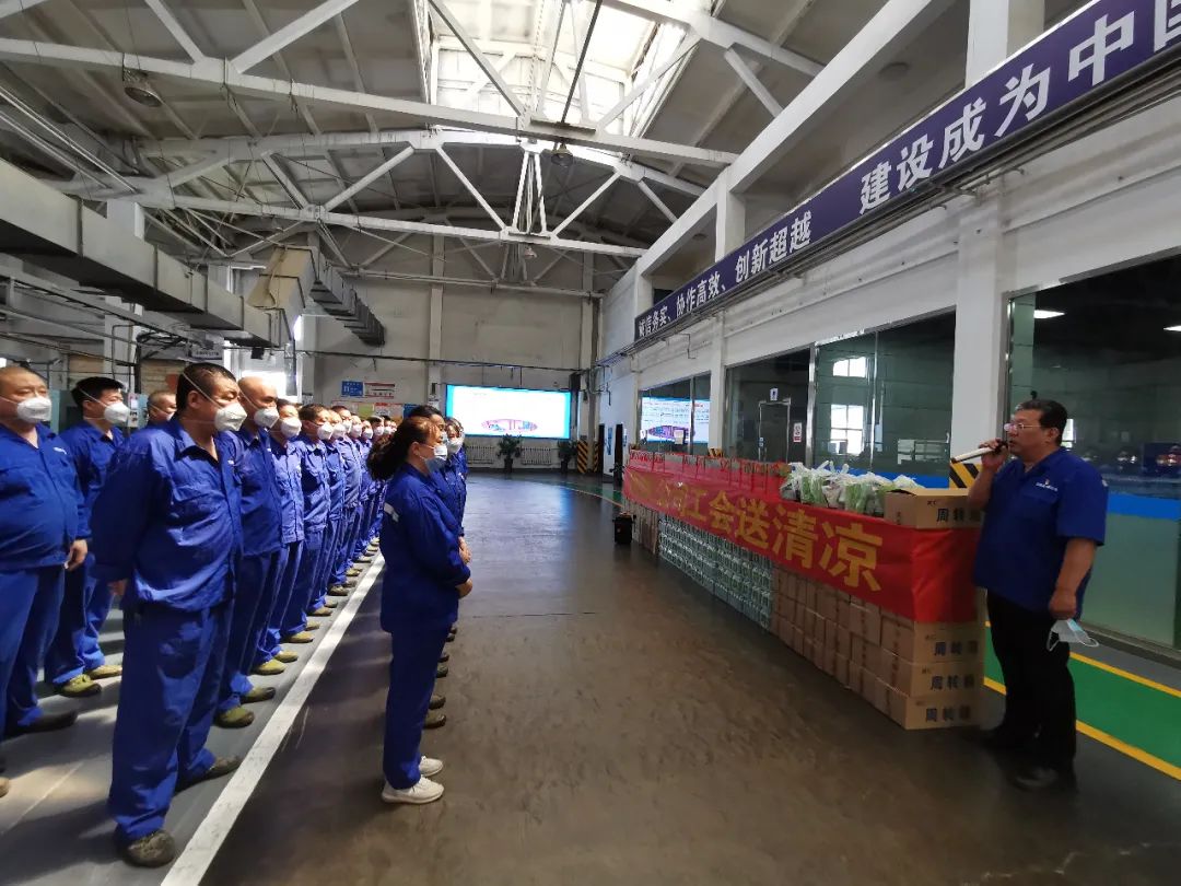 中船風(fēng)帆領(lǐng)導為一線(xiàn)員工送清涼